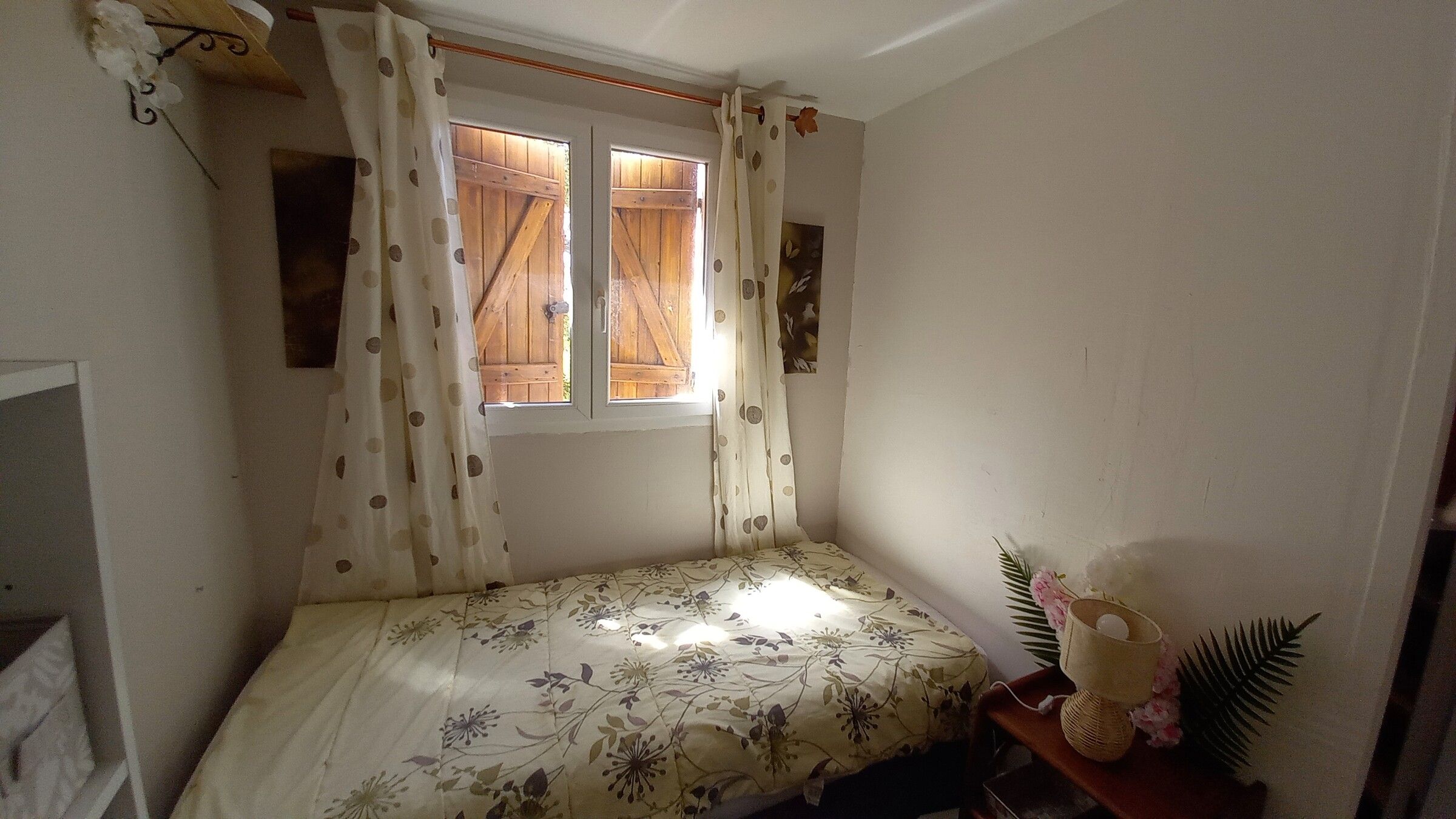 La seconde chambre, lit simple et volets de bois