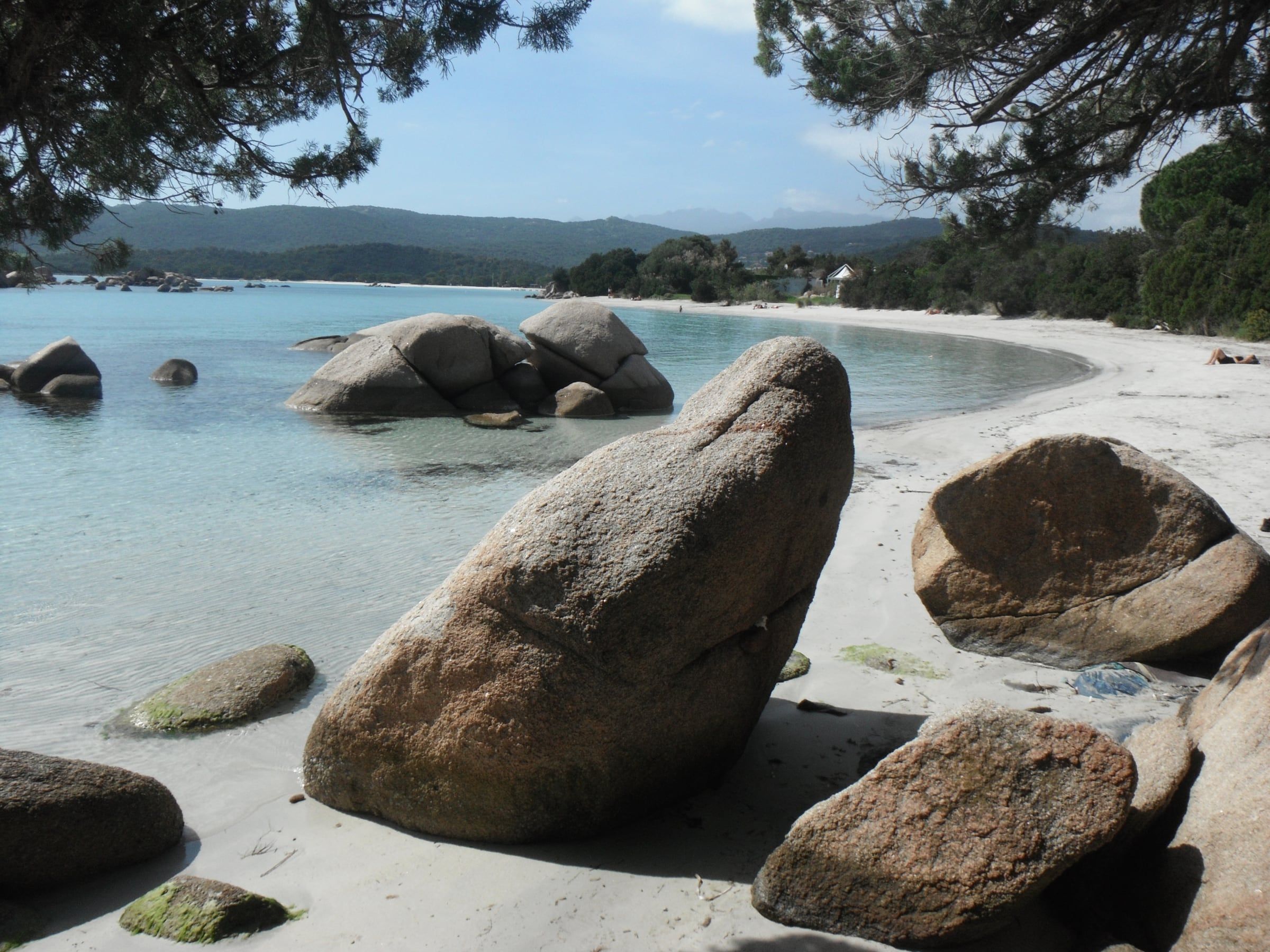 La baie de Santa Giulia : eau peu profonde et gros rochers de granit posés près du rivage