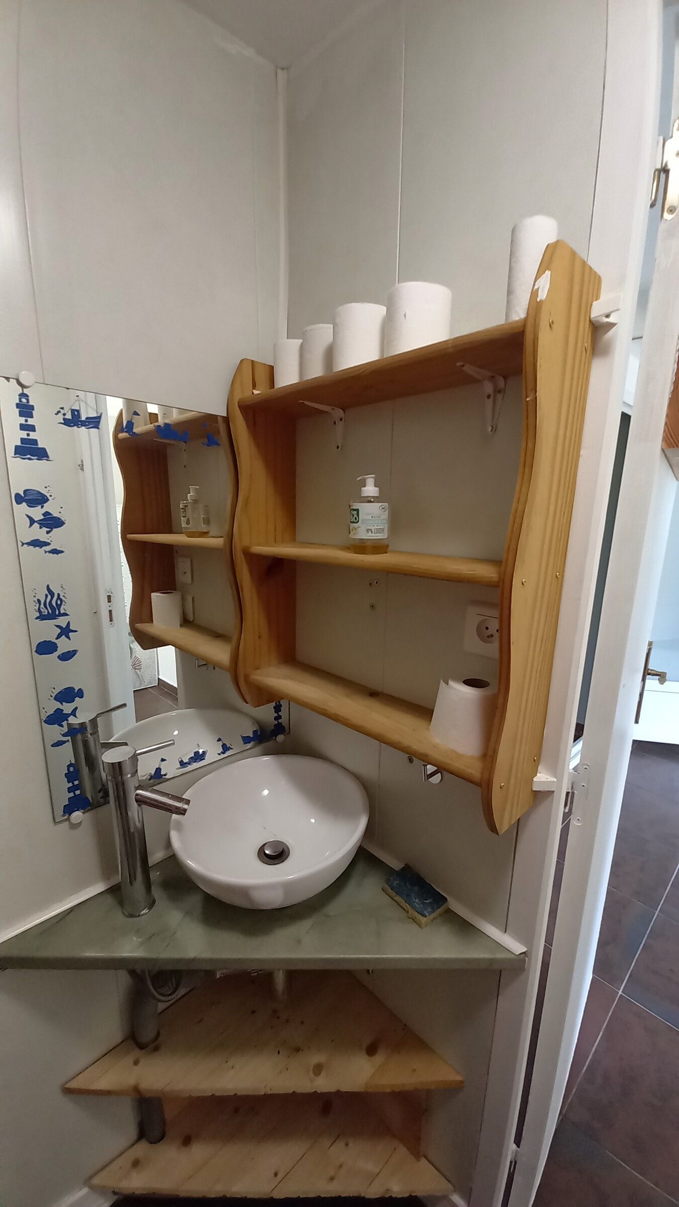 La salle d'eau, lavabo et étagère de bois